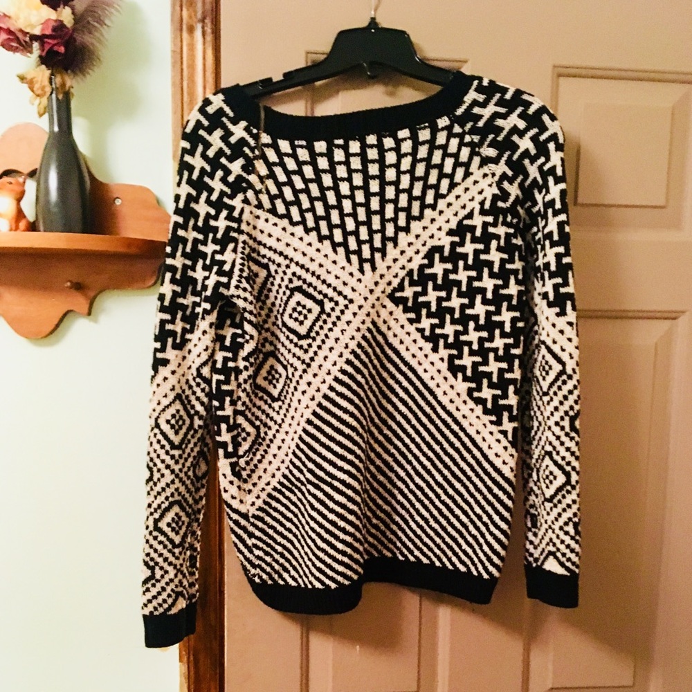 Mi Ami Black and White Patterned Sweater. - Picture 10 of 11
